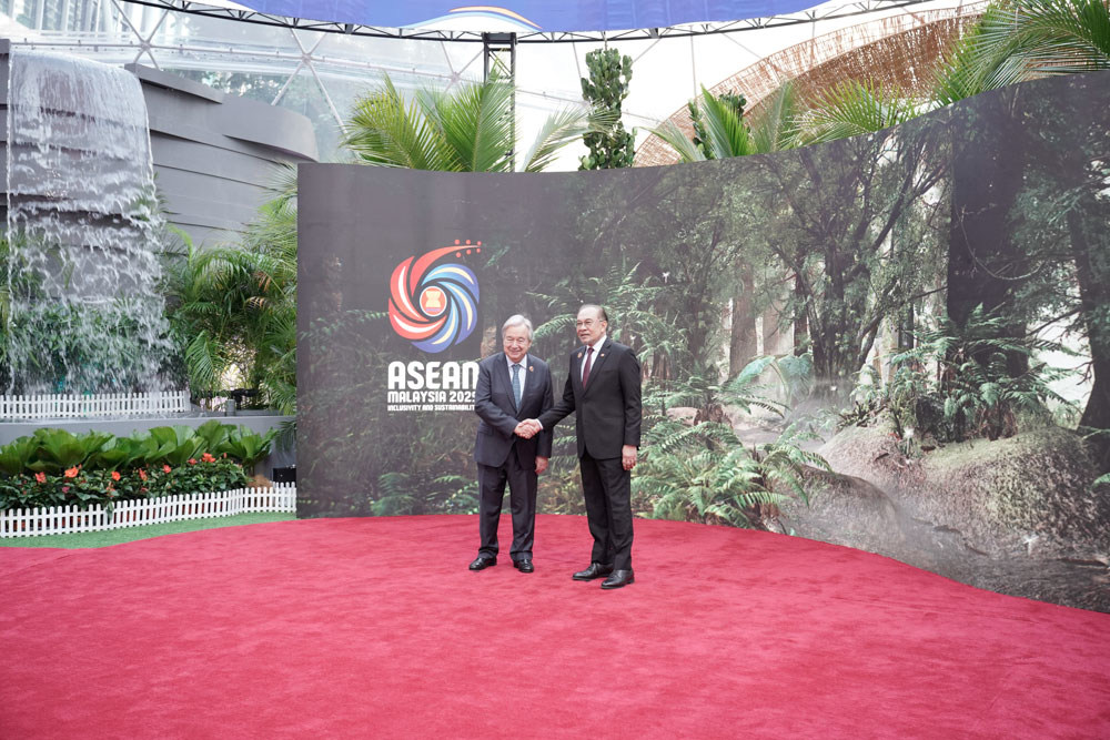 رئيس الوزراء الماليزي أنور إبراهيم (إلى اليمين) يستقبل الأمين العام للأمم المتحدة أنطونيو غوتيريش (يسار) في افتتاح القمة السابعة والأربعين لرابطة دول جنوب شرق آسيا (آسيان).